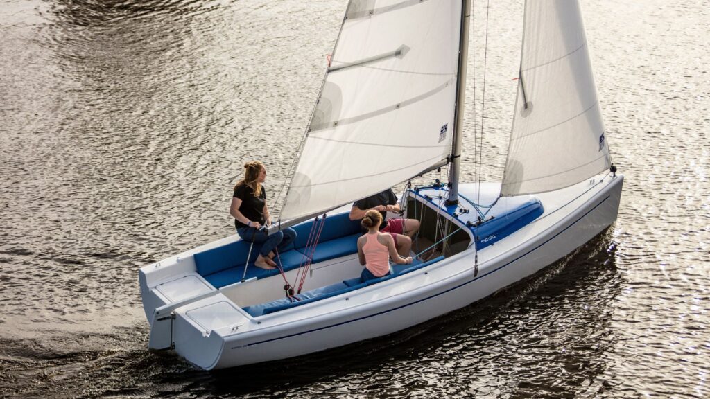 RS Aira 22 on the water